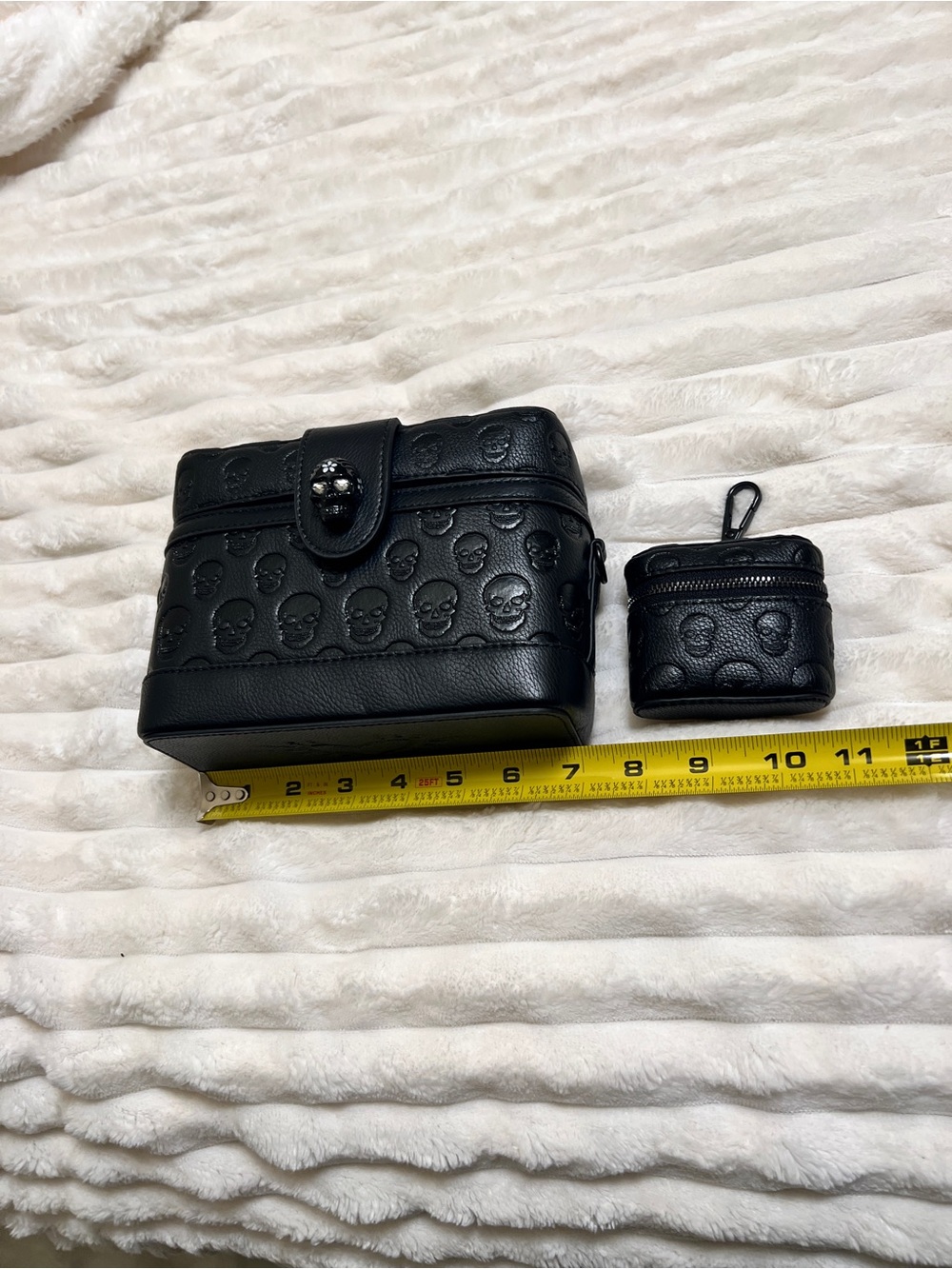 Betsey Johnson Skull Crossbody Bag with Removable Strap & mini coin pouch - Picture 12 of 12